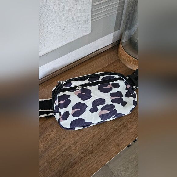 Stylish Women's Crossbody Bag - Black and White Animal Print - Picture 4 of 4